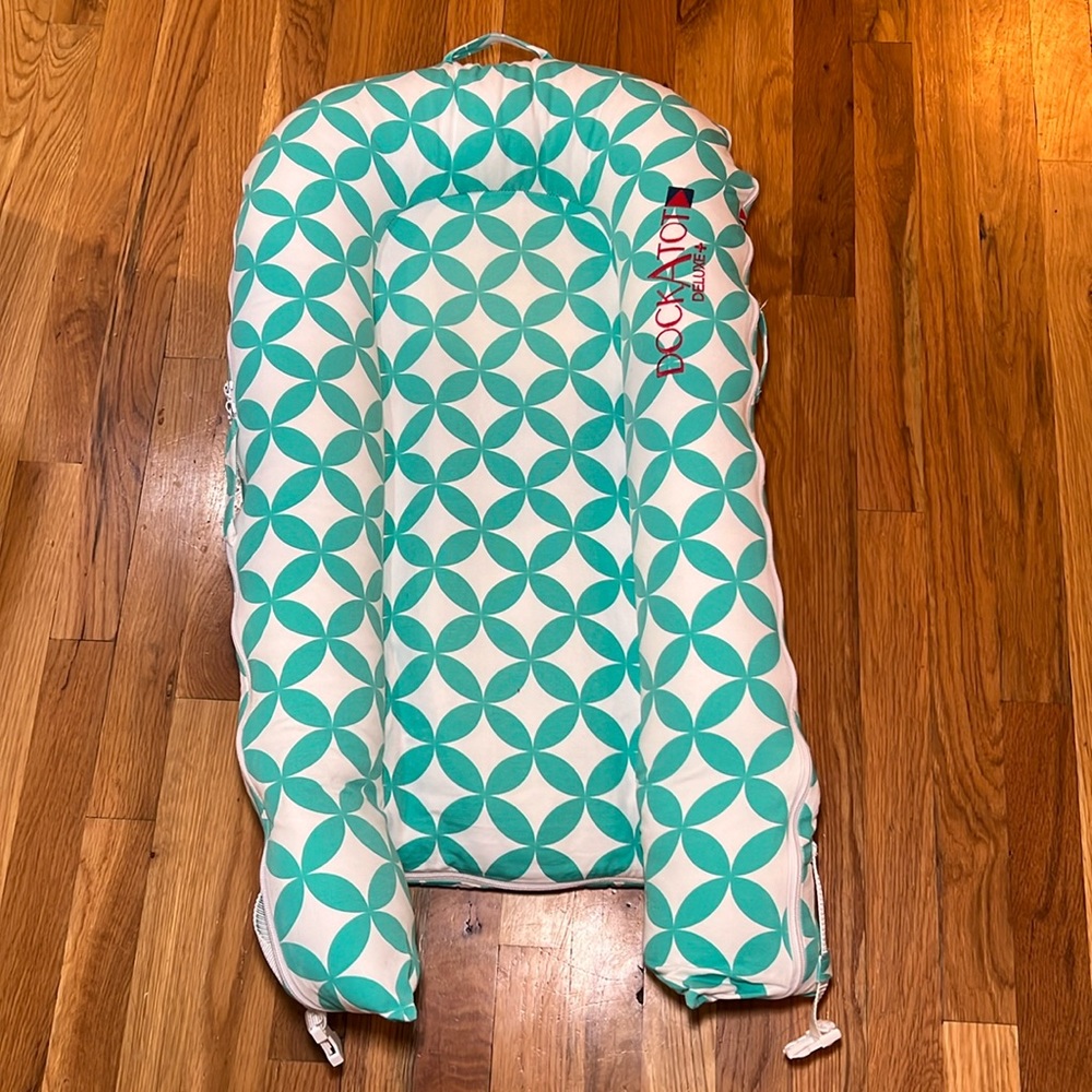 Dockatot Deluxe+ with insert - teal design